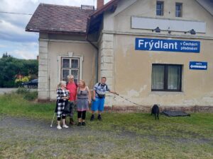 8 Odjezdové foto - skupinka členů SONS před omšelou budovou nádraží Frýdlant v Č. předměstí