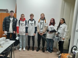 BP 2023 - 6 studentů a studentek v tričkách BP 2023 s kasičkami