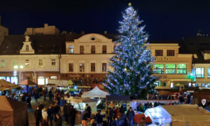 Centrum Jablonce se stánky a ozdobeným vánočním stromkem