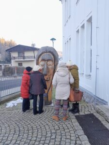 Čtyři ženy u dřevěné sochy - Nos splněných přání