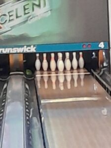 Bílé kuželky na konci bowlingové dráhy