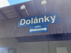 Cedule s nápisem Dolánky na vlakovém nádraží