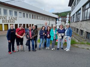 Deset členů SONS pózuje v areálu sklárny