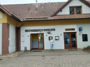 Průčelí restaurace bowling - u vstupu pózuje členka SONS Liberec