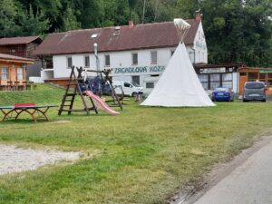 pohled na restauraci Zrcadlová koza - v popředí dětská skluzavka a teepee