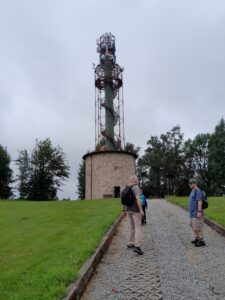 Dva členové SONS na štěrkové cestě, v pozadí rozhledna