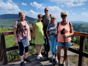 9 Čtyři členky a jeden člen SONS pózují na vrcholu hradu Rotštejn (1)