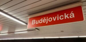 Červená tabule s bílým nápisem - Budějovická